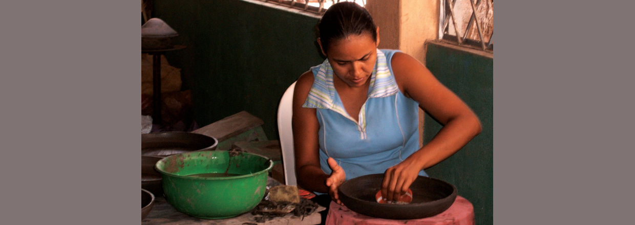 Leret formes på drejebænk