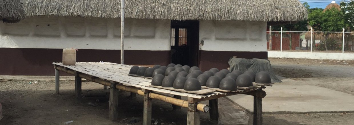 Det færdigdrejede lertøj tørres i solen